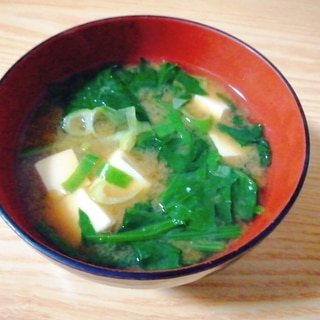 豆腐とほうれん草とねぎの味噌汁